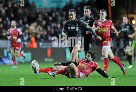 Swansea, Großbritannien. 3. Januar 2014. RaboDirect Pro12 - Fischadler V Scarlets - 3. Januar 2014 Scarlets Gareth Owen, den Ball vor dem Fischadler Ashley Beck bekommt. Bildnachweis: Phil Rees/Alamy Live-Nachrichten Stockfoto