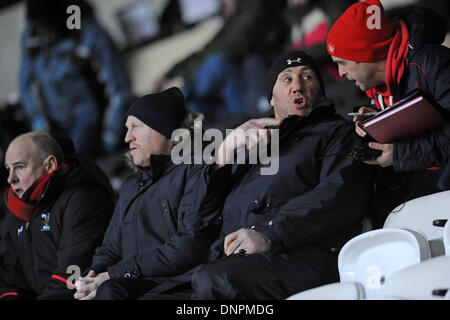 Swansea, Großbritannien. 3. Januar 2014. RaboDirect Pro12 - Fischadler V Scarlets 3. Januar 2014 Wales Rugby Trainer Neil Jenkins und Robin McBride das Spiel von der Tribüne aus beobachten. Bildnachweis: Phil Rees/Alamy Live-Nachrichten Stockfoto