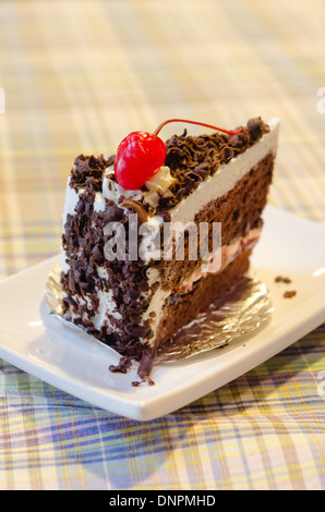 Stück leckeren Schokoladenkuchen mit roten Beeren Stockfoto