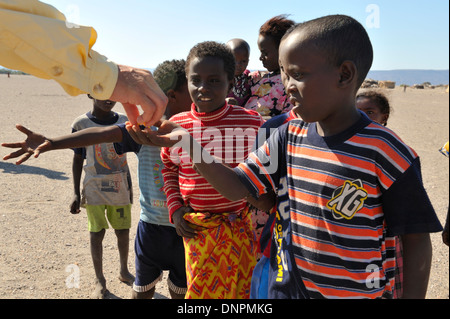 Mann Bonbons, Afar Jugendliche leben ein Dorf im Süden von Dschibuti, Horn von Afrika Stockfoto