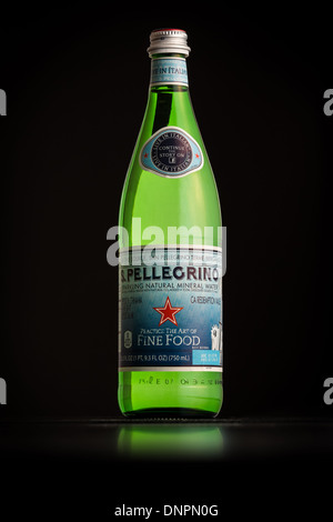 Foto von einem San Pellegrino Flasche in den USA importiert. Stockfoto