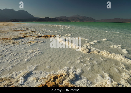 Salz-Platten von der Sonne an den Ufern des Lake Assal, Dschibuti getrocknet Stockfoto