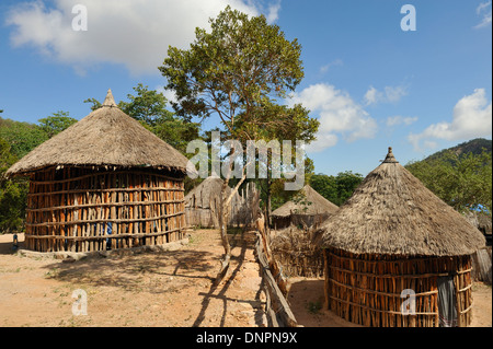 Typischen abgerundeten Djiboutian Hütten in einem Dorf in der Tag-Wald in Dschibuti, Horn von Afrika Stockfoto