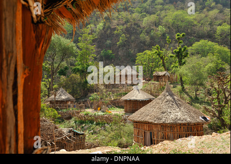 Typischen abgerundeten Djiboutian Hütten in einem Dorf in der Tag-Wald in Dschibuti, Horn von Afrika Stockfoto