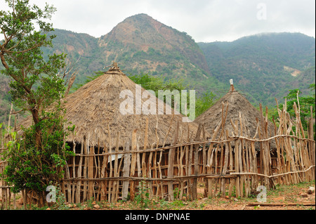 Typischen abgerundeten Djiboutian Hütten in einem Dorf in der Tag-Wald in Dschibuti, Horn von Afrika Stockfoto