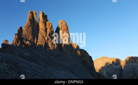 Sonnenuntergang Sonnenlicht auf dem Torri del Vajolet Spitzen. Der Rosengarten Bergmassiv. Die Dolomiten pf Fassa. Italienische Alpen. Europa. Stockfoto