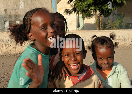 Vier Kinder lachen und Smilling in einer staubigen Straße von Randa Stadt, Djibouti, Horn von Afrika Stockfoto