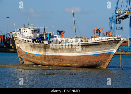 Typische Djiboutian Holzboot verwendet für den Transport der Menschen in Dschibuti-Stadt, Djibouti, Horn von Afrika Stockfoto