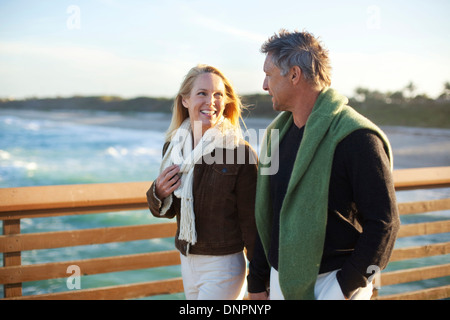 Älteres Paar zu Fuß entlang der Pier, Jupiter, Palm Beach County, Florida, USA Stockfoto