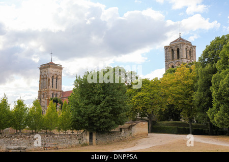 Blick auf Vezelay Abbey (jetzt bekannt als Basilique Sainte-Marie-Madeleine), Benediktiner und Cluniac Kloster in Burgund Stockfoto