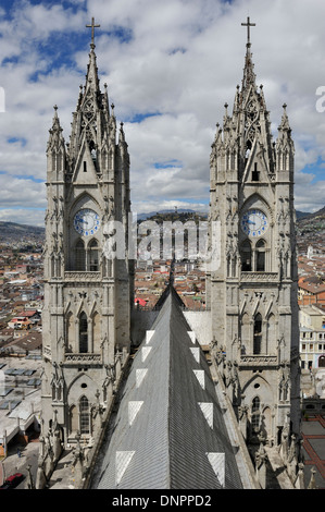 Zwei Türme der Basilika des nationalen Gelübdes Quito Stadt, Hauptstadt von Ecuador Stockfoto