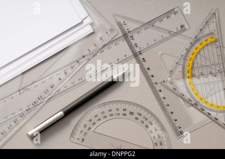 Draufsicht der Geometrie Set Tools mit Stift und Papier, Studioaufnahme Stockfoto