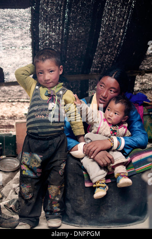 Nomaden-Familie in ihrem Zelt in der Nähe von Pekusto, Tibet. Stockfoto