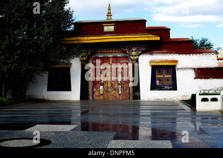 Tor im Sommerpalast des Dalai Lama, Norbulingka Stockfoto