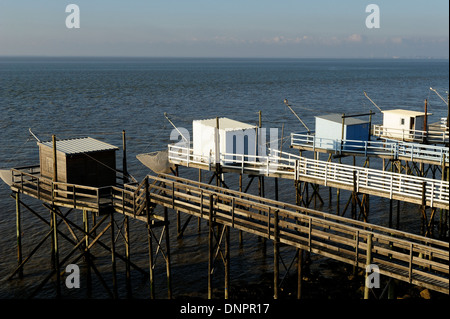 Fischerhütten entlang der Gironde-Mündung in der Nähe von Talmont Sur Gironde in Charente-Maritime, Frankreich Stockfoto