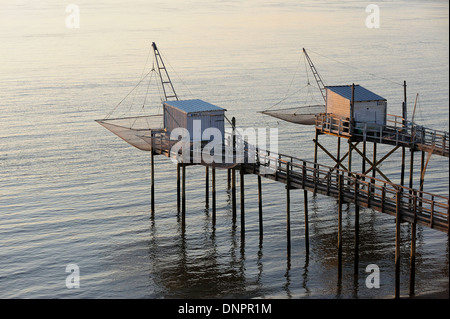 Fischerhütten entlang der Gironde-Mündung in der Nähe von Talmont Sur Gironde in Charente-Maritime, Frankreich Stockfoto