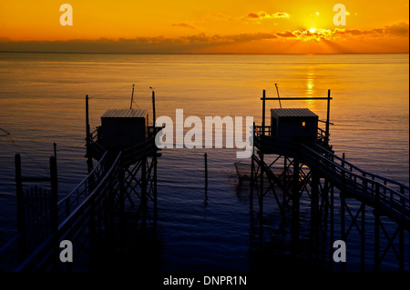 Fischerhütten entlang der Gironde-Mündung in der Nähe von Talmont Sur Gironde in Charente-Maritime, Frankreich Stockfoto