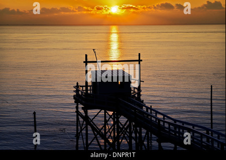 Fischerhütten entlang der Gironde-Mündung in der Nähe von Talmont Sur Gironde in Charente-Maritime, Frankreich Stockfoto