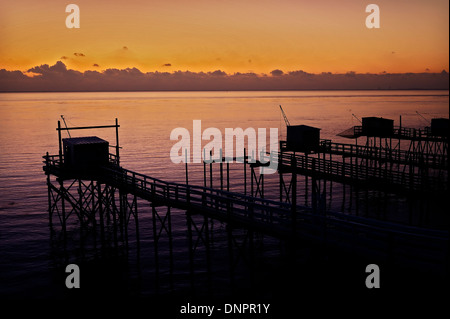 Fischerhütten entlang der Gironde-Mündung in der Nähe von Talmont Sur Gironde in Charente-Maritime, Frankreich Stockfoto