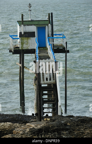 Fischerhütten entlang der Gironde-Mündung in der Nähe von Saint Palais-Sur Mer in Charente-Maritime, Frankreich Stockfoto