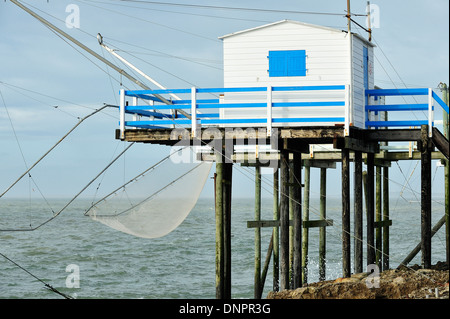 Fischerhütten entlang der Gironde-Mündung in der Nähe von Saint Palais-Sur Mer in Charente-Maritime, Frankreich Stockfoto