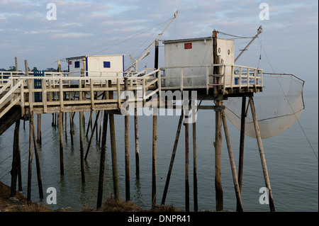 Fischerhütten entlang der Gironde-Mündung in der Nähe von Saint Palais-Sur Mer in Charente-Maritime, Frankreich Stockfoto
