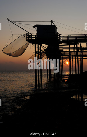 Fischerhütten entlang der Gironde-Mündung in der Nähe von Saint Palais-Sur Mer in Charente-Maritime, Frankreich Stockfoto