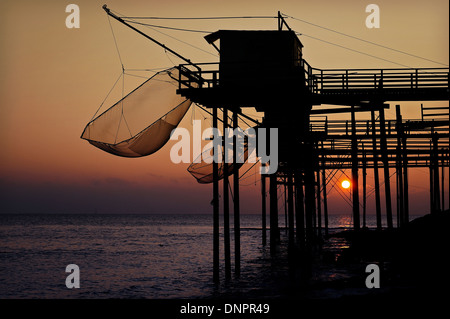 Fischerhütten entlang der Gironde-Mündung in der Nähe von Saint Palais-Sur Mer in Charente-Maritime, Frankreich Stockfoto