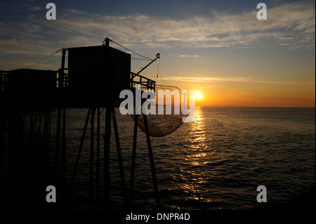 Fischerhütten entlang der Gironde-Mündung in der Nähe von Saint Palais-Sur Mer in Charente-Maritime, Frankreich Stockfoto