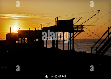 Fischerhütten entlang der Gironde-Mündung in der Nähe von Saint Palais-Sur Mer in Charente-Maritime, Frankreich Stockfoto