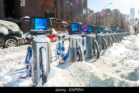 New York, NY - 3. Januar 2014 - CitiBikes im Schnee Stockfoto