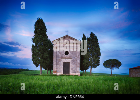 Kapelle des Vitaleta mit Zypressen in der Dämmerung nach Sonnenuntergang. Kapelle des Vitaleta, Val D´Orcia, Provinz Siena, Toskana, Italien. Stockfoto