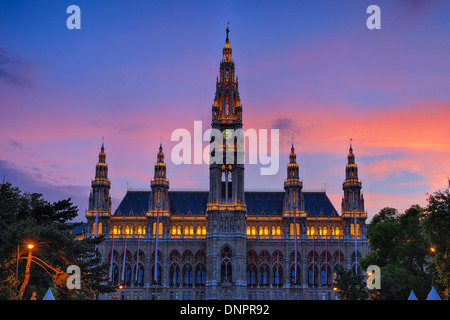 Rathaus (spätgotischer Bau) bei Sonnenuntergang (Dämmerung). Wien, Österreich. Stockfoto