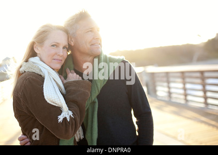 Älteres Paar zu Fuß entlang der Pier, Jupiter, Palm Beach County, Florida, USA Stockfoto