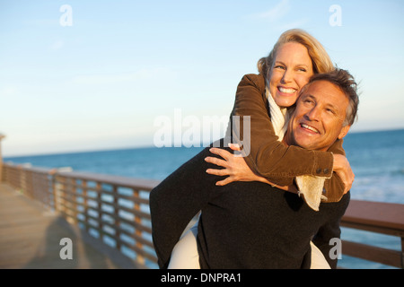 Älteres Paar mit Spaß zu Fuß entlang der Pier, Jupiter, Palm Beach County, Florida, USA Stockfoto