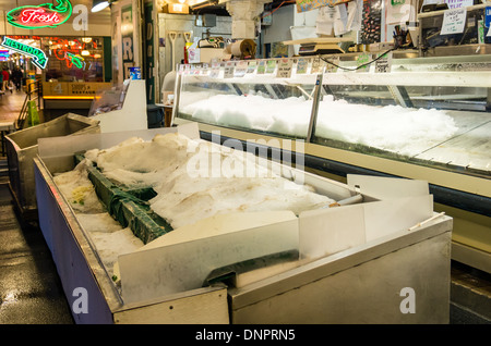 Eis gefüllten Vitrinen an einem Fisch Monger Stall Pike Place Market Seattle, Washington, USA Stockfoto