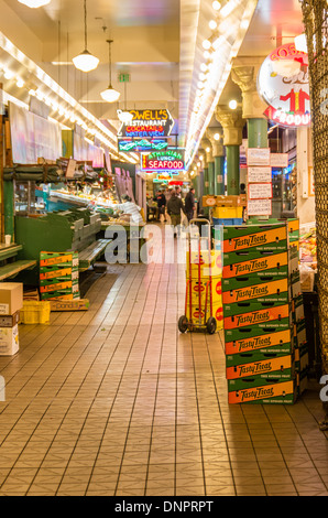 Bereitet sich auf geöffnet Hersteller produzieren Stände in den frühen Morgenstunden Pike Place Market Seattle, Washington, USA Stockfoto