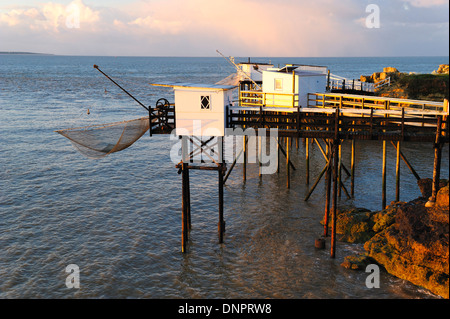 Fischerhütten entlang der Gironde-Mündung in der Nähe von Saint Palais-Sur Mer in Charente-Maritime, Frankreich Stockfoto