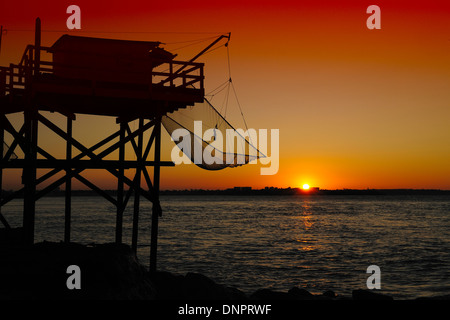 Fischerhütten entlang der Gironde-Mündung in der Nähe von Saint Palais-Sur Mer in Charente-Maritime, Frankreich Stockfoto