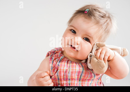 Porträt des Mädchens mit Stofftier, Studioaufnahme Stockfoto