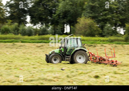 Landwirt drehen schneiden Heu im Spätsommer Stockfoto