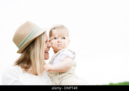 Porträt der Mutter und Tochter im Freien, Mannheim, Baden-Württemberg, Deutschland Stockfoto