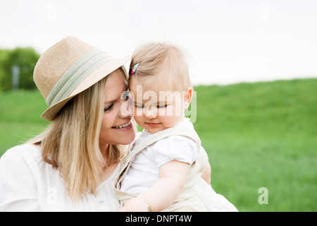 Porträt der Mutter und Tochter im Freien, Mannheim, Baden-Württemberg, Deutschland Stockfoto