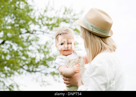 Porträt der Mutter und Tochter im Freien, Mannheim, Baden-Württemberg, Deutschland Stockfoto