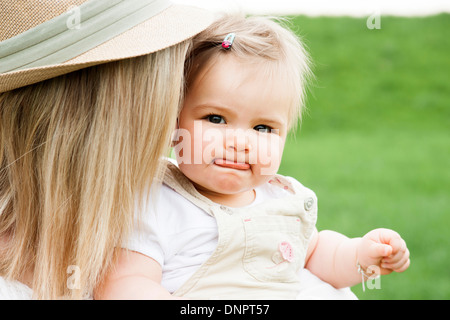 Porträt von Baby Mädchen machen Gesichter mit Mutter, Mannheim, Baden-Württemberg, Deutschland Stockfoto