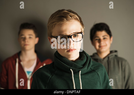 Kopf und Schulter Porträt der jungen im Teenageralter, Studioaufnahme Stockfoto