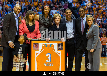 Knoxville, TN, USA. 2. Januar 2014. 2. Januar ist 2014:former Lady Vol Candace Parker mit dem Ausscheiden von ihrem Jersey im Beisein von Cheftrainer Holly Warlick und ehemaliger Cheftrainer Pat Summitt der Freiwilligen zusammen mit ihrer Familie vor der NCAA Basketball-Spiel zwischen der University of Tennessee Lady Vols und die Louisiana State University Dame Tigers an Thompson-Boling Arena in Knoxville Tennessee Lady geehrt , TN Credit: Csm/Alamy Live-Nachrichten Stockfoto