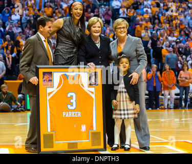 Knoxville, TN, USA. 2. Januar 2014. 2. Januar ist 2014:former Lady Vol Candace Parker mit dem Ausscheiden von ihrem Jersey im Beisein von Cheftrainer Holly Warlick und ehemaliger Cheftrainer Pat Summitt der Tennessee Lady Freiwilligen vor der NCAA Basketball-Spiel zwischen der University of Tennessee Lady Vols und Louisiana State University Dame Tigers an Thompson-Boling Arena in Knoxville, TN Credit geehrt : Csm/Alamy Live-Nachrichten Stockfoto