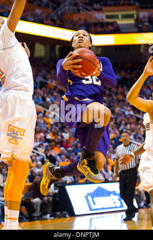 Knoxville, TN, USA. 2. Januar 2014. 2. Januar 2014:Danielle Ballard #32 der LSU Tigers treibt in den Korb bei den NCAA-Basketball-Spiel zwischen der University of Tennessee Lady Vols und die Louisiana State University Dame Tigers an Thompson-Boling Arena in Knoxville, TN Credit: Csm/Alamy Live-Nachrichten Stockfoto