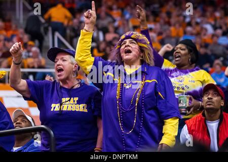 Knoxville, TN, USA. 2. Januar 2014. 2. Januar, 2014:LSU Fans jubeln in ihrem Team bei den NCAA Basketball-Spiel zwischen der University of Tennessee Lady Vols und Louisiana State University Dame Tigers an Thompson-Boling Arena in Knoxville, TN Credit: Csm/Alamy Live-Nachrichten Stockfoto